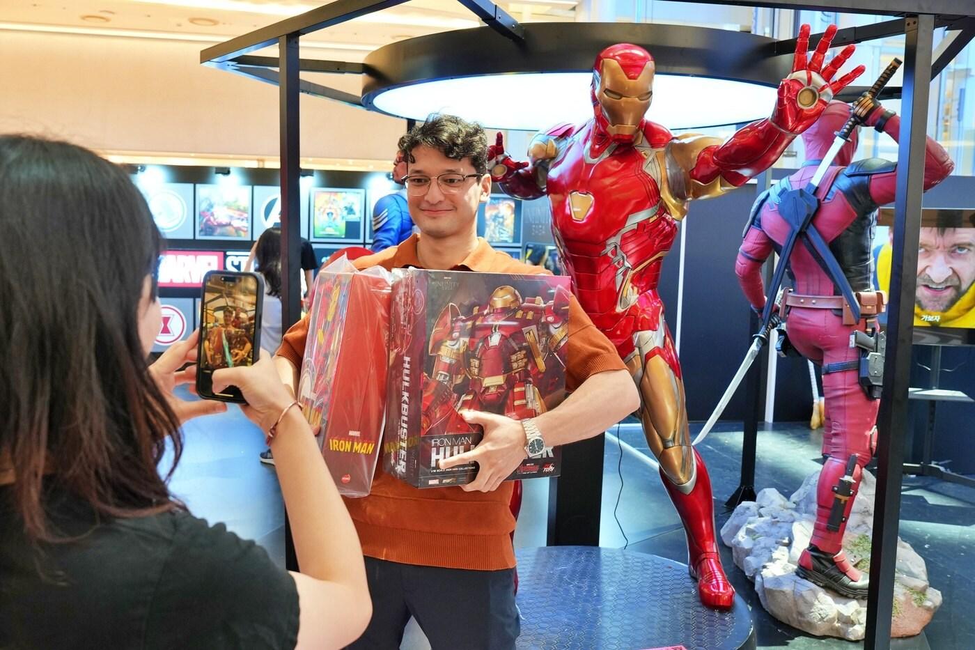 서울특별시 송파구 신천동에 위치한 롯데월드몰점 1층 아트리움 광장에서 진행 중인 '마블리부트' 팝업스토어에서 고객이 상품을 들고 있다.(롯데백화점 제공).