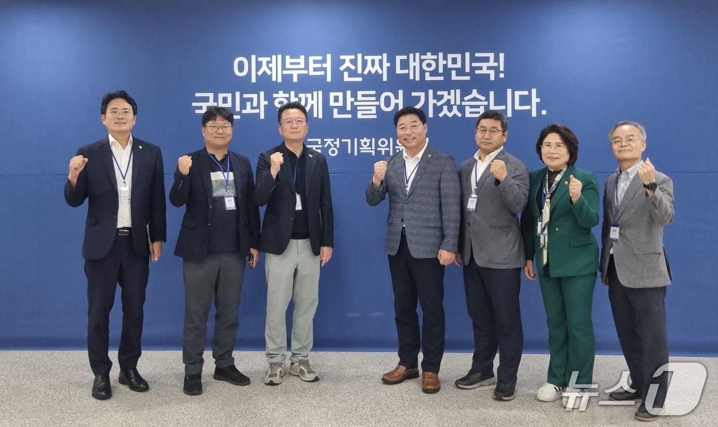 전남도의회 &#39;전남도 통합대학교 국립의대 설립 지원 특위&#39; 위원들이 국정기획위원회를 방문한 뒤 기념사진을 찍고 있다.&#40;전남도의회 제공, 재판매 및 DB 금지&#41;/뉴스1