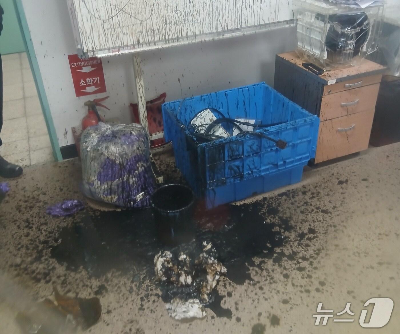 본문 이미지 - 전북대 황산 누출 사고 현장.(전북소방본부 제공. 재판매 및 DB금지)