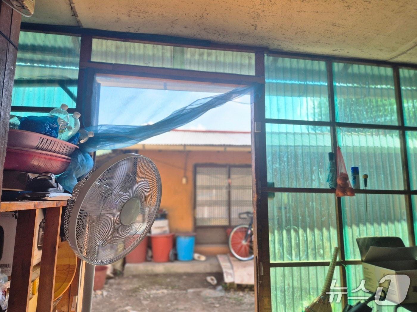 본문 이미지 - 7일 경기도 양평에 위치한 이 모 할머니 댁의 집 안. 플라스틱 재질의 컨테이너 판넬로 지어진 현관은 단열 기능이 떨어져 문을 열어 두지 않으면 열기를 머금은 공기가 집 안에 갇히게 된다. 2025.08.07/ⓒ 뉴스1