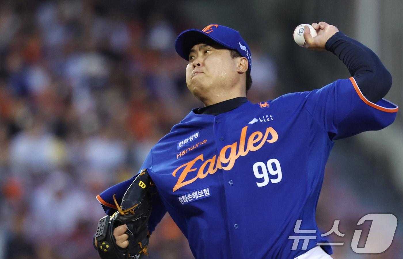 8일 오후 서울 송파구 잠실야구장에서 열린 프로야구 &#39;2025 신한 SOL뱅크 KBO 리그&#39; 한화 이글스와 LG 트윈스의 경기에서 3회말 한화 류현진이 역투하고 있다. 2025.8.8/뉴스1 ⓒ News1 김명섭 기자