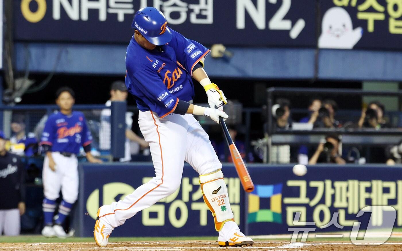 8일 오후 서울 송파구 잠실야구장에서 열린 프로야구 '2025 신한 SOL뱅크 KBO 리그' 한화 이글스와 LG 트윈스의 경기에서 4회초 한화공격 선두타자 채은성이 안타를 치고 있다. 2025.8.8/뉴스1 ⓒ News1 김명섭 기자