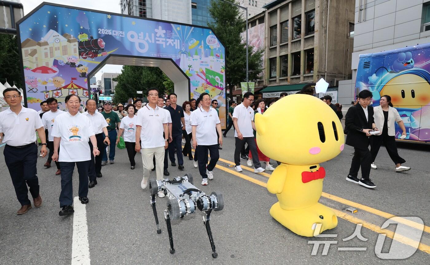 대전0시축제가 개막한 8일 오후 중앙로 일원에서 거리 퍼레이드가 펼쳐지고 있다. 2025.8.8/뉴스1 ⓒ News1 김기태 기자
