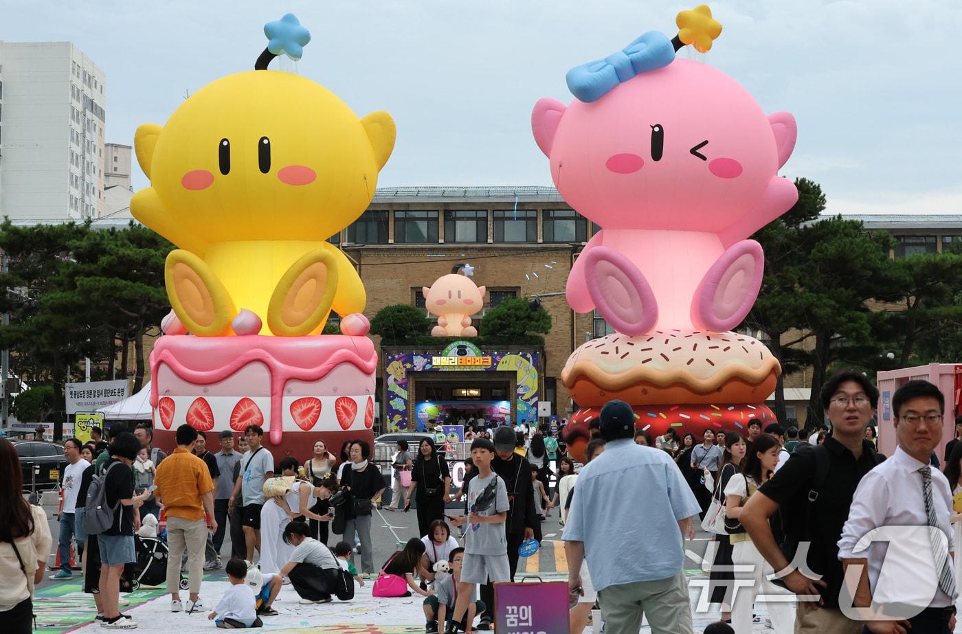 대전0시축제가 개막한 8일 오후 꿈돌이, 꿈순이 대형 조형물이 설치돼 있다. 2025.8.8/뉴스1 ⓒ News1 김기태 기자