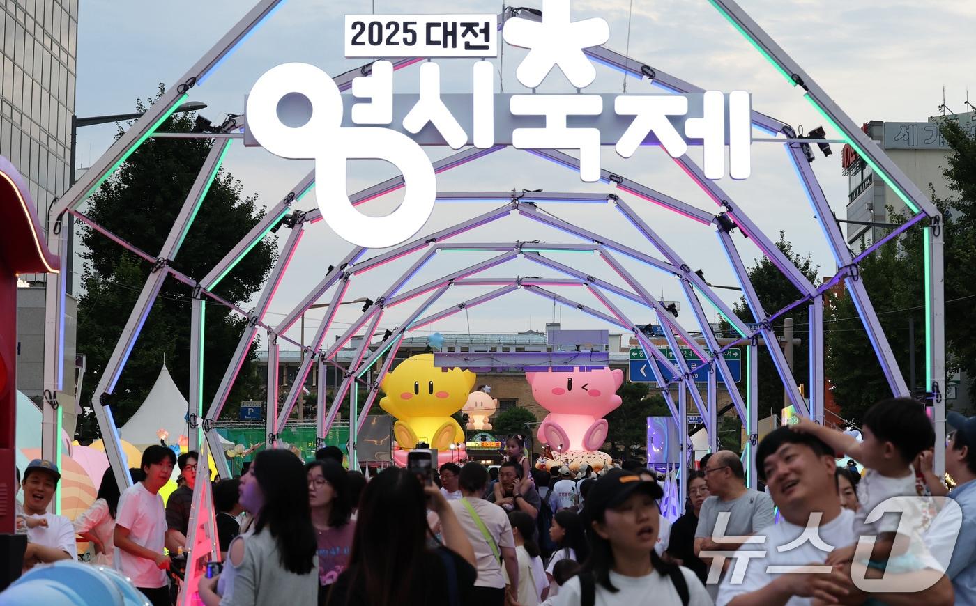 본문 이미지 - 대전0시축제가 개막한 8일 오후 중앙로 일원에서 이장우 대전시장이 거리 퍼레이드에서 인사말을 하고 있다. 2025.8.8 ⓒ 뉴스1 김기태 기자