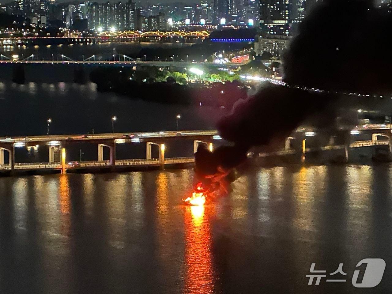 본문 이미지 - 8일 오후 서울 반포대교 인근 수상에 떠 있던 요트에서 화재가 발생해 소방당국이 진화에 나섰다. (독자 제공)