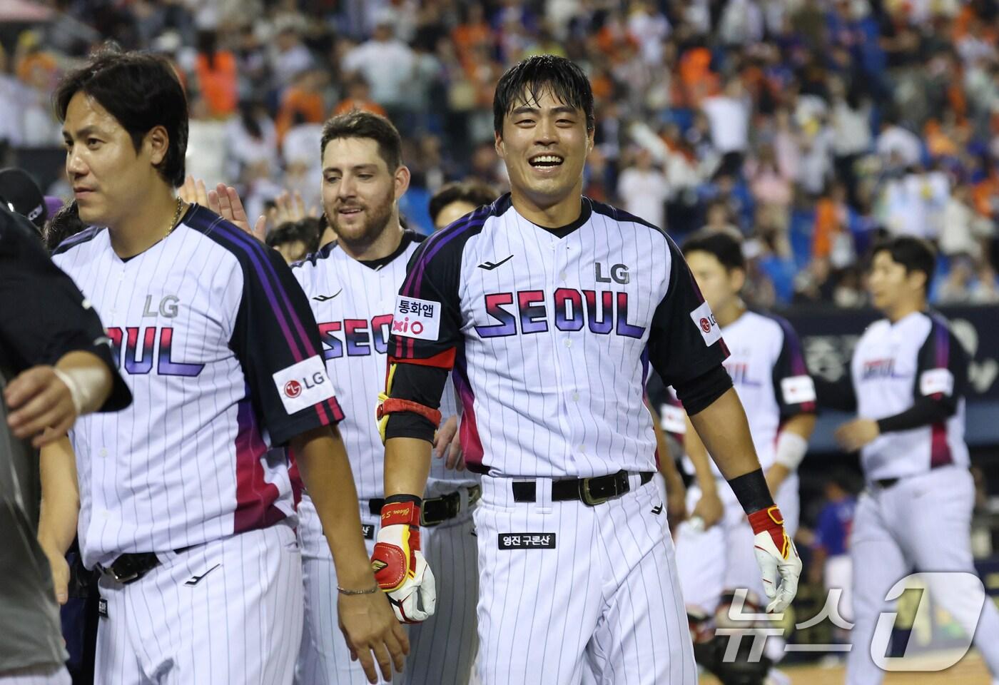 8일 오후 서울 송파구 잠실야구장에서 열린 프로야구 '2025 신한 SOL뱅크 KBO 리그' 한화 이글스와 LG 트윈스의 경기에서 10회말 LG 공격 끝내기 안타를 친 천성호가 동료들과 기쁨을 나누고 있다. ⓒ News1 김명섭 기자