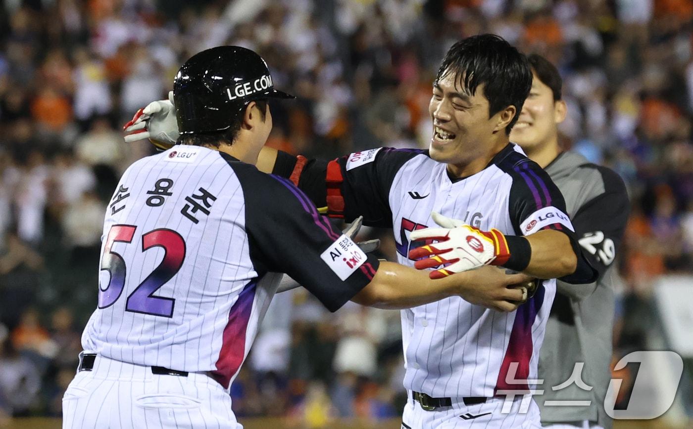  LG 트윈스 천성호&#40;오른쪽&#41;가 8일 서울 잠실구장에서 열린 KBO리그 한화 이글스와 경기에서 10회말 끝내기 안타를 때린 뒤 손용준과 기뻐하고 있다. 2025.8.8/뉴스1 ⓒ News1 김명섭 기자