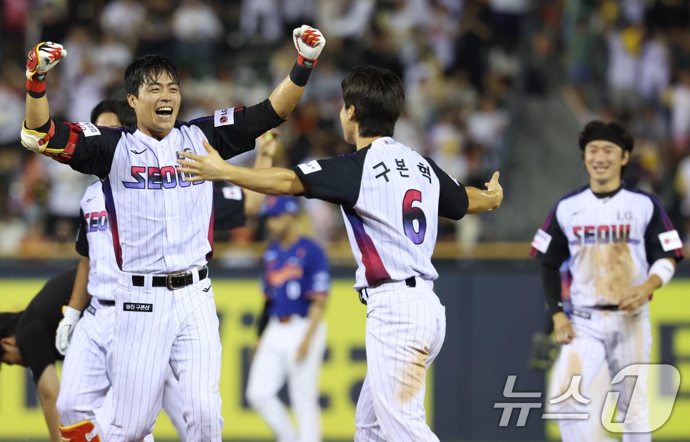 8일 오후 서울 송파구 잠실야구장에서 열린 프로야구 '2025 신한 SOL뱅크 KBO 리그' 한화 이글스와 LG 트윈스의 경기에서 10회말 LG 공격 끝내기 안타를 친 천성호가 동료들과 기쁨을 나누고 있다. 2025.8.8/뉴스1 ⓒ News1 김명섭 기자