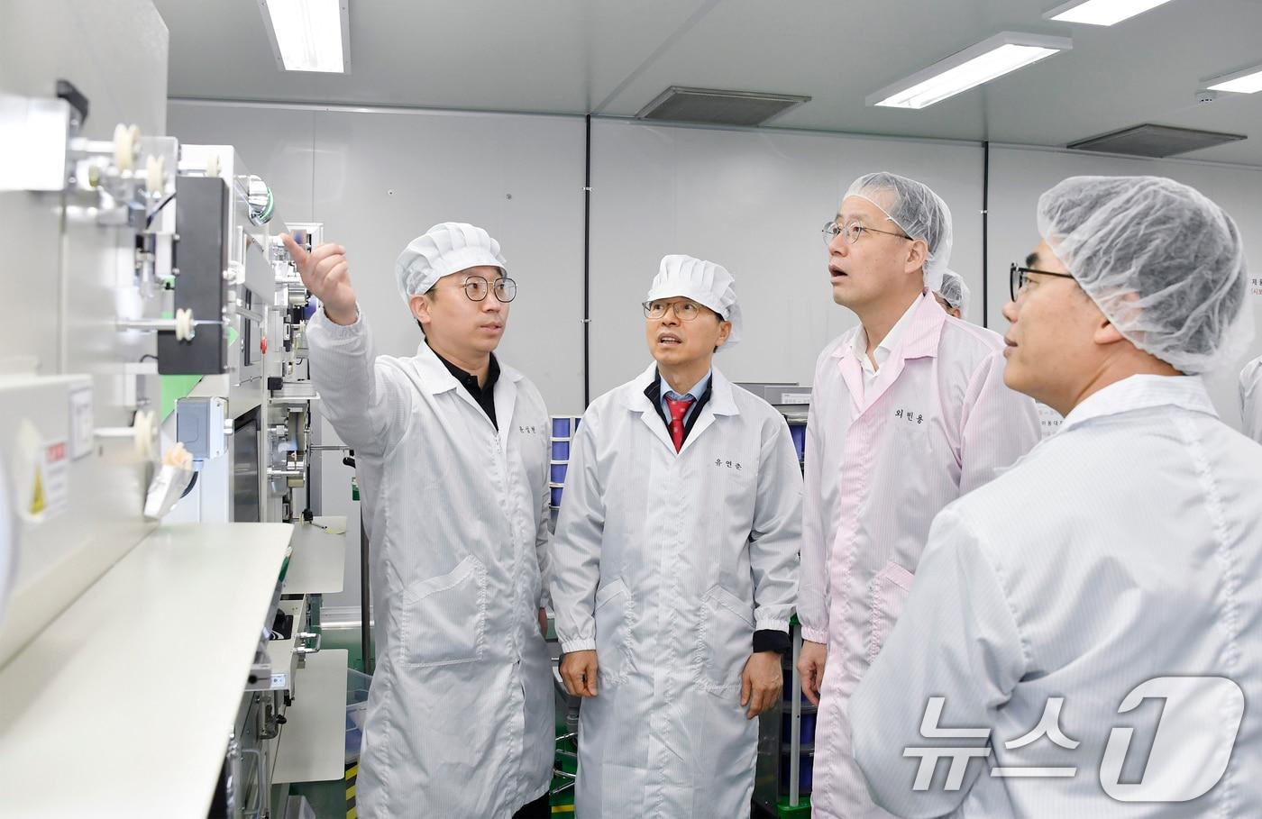 이형일 기획재정부 1차관이 8월 8일 오후 충북 청주시 메타바이오메드를 방문해 공장을 시찰하며 관계자의 설명을 듣고 있다. (기획재정부 제공. 재판매 및 DB 금지) 2025.8.8/뉴스1 ⓒ News1 민경석 기자