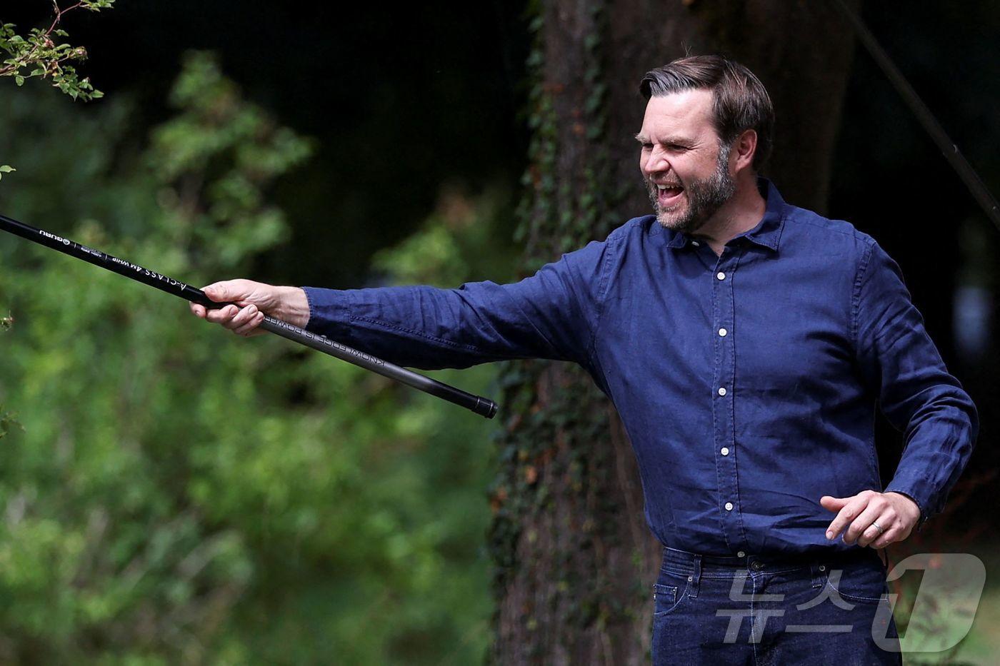 8일(현지시간) 미국 부통령 JD 밴스가 영국 남동부 체브닝에 위치한 체브닝 하우스에서 낚시를 즐기고 있다. 함께한 인물은 영국 외무장관 데이비드 래미(사진에는 보이지 않음)다. 래미 외무장관은 이번 주말 동안 이곳에 미국 부통령과 그의 가족을 초청해 사적인 휴가를 함께 보내고 있다.2025.08.08. ⓒ AFP=뉴스1