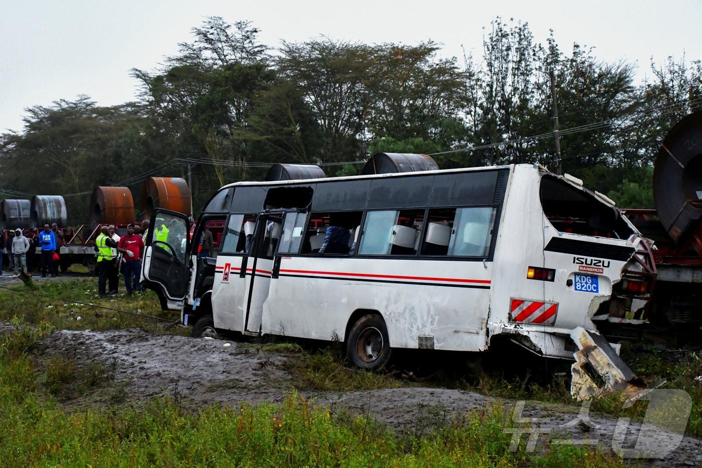7일(현지시간) 케냐 나이바샤에서 철도 건널목에서 충돌한 버스의 잔해 앞에 사람들이 모여 있다.2025.08.07.<자료사진> ⓒ 로이터=뉴스1