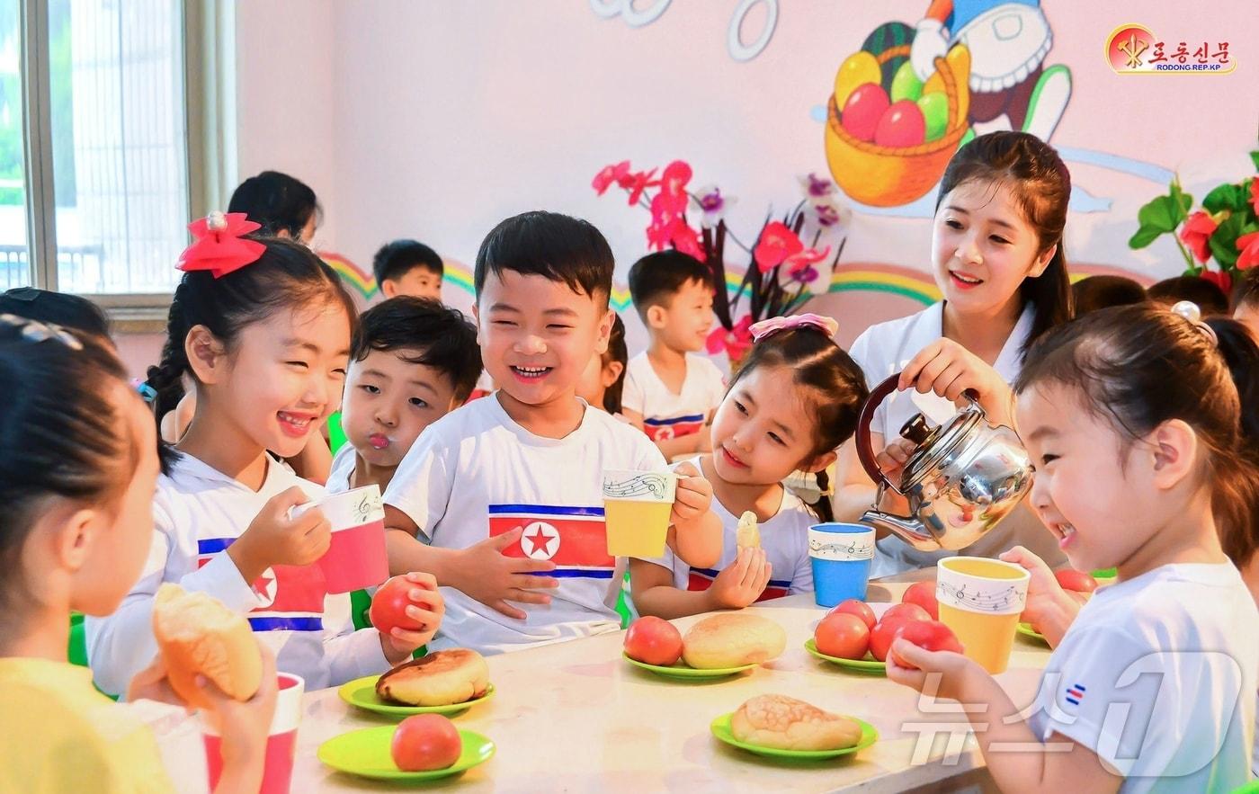 &#40;평양 노동신문=뉴스1&#41; = 북한 노동당 기관지 노동신문은 9일 &#34;우리 나라를 교육이 발전된 나라, 교육으로 흥하고 강성하는 교육강국, 인재강국으로 일떠세우려는 것이 우리 당의 드팀없는 목표이고 불변한 의지＂라며 김정은 당 총비서의 &#39;후대사랑&#39;을 강조했다. [국내에서만 사용가능. 재배포 금지. DB 금지. For Use Only in the Republic of Korea. Redistribution Prohibited] rodongphoto@news1.kr