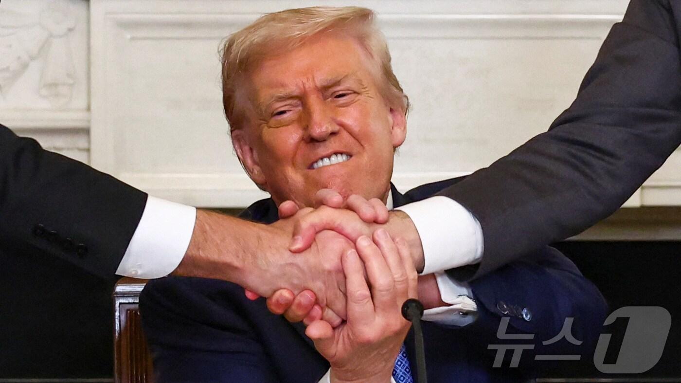 도널드 트럼프 미국 대통령이 8일&#40;현지시간&#41; 워싱턴DC 백악관에서 열린 아제르바이잔과 아르메니아 간 평화 협정 체결식에서 악수를 나누는 일함 알리예프 아제르바이잔 대통령과 니콜 파시니안 아르메니아 총리의 손을 잡고 있다. ⓒ 로이터=뉴스1 ⓒ News1 류정민 특파원