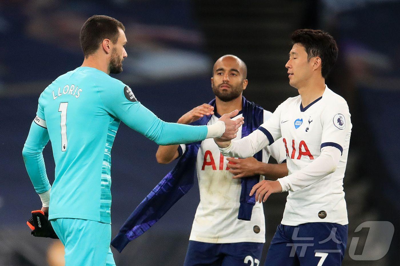 토트넘 시절 손흥민과 위고 요리스.  ⓒ AFP=뉴스1