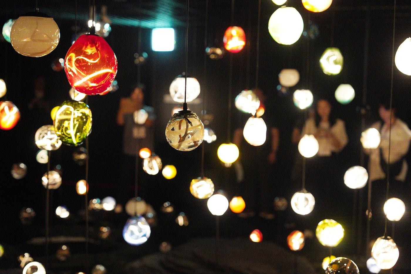 포도뮤지엄 특별 기획전 '우리 이토록 작은 존재들'(We, Such Fragile Beings)의 테마 공간 '유리 코스모스' 전시 전경 (포도뮤지엄 제공)