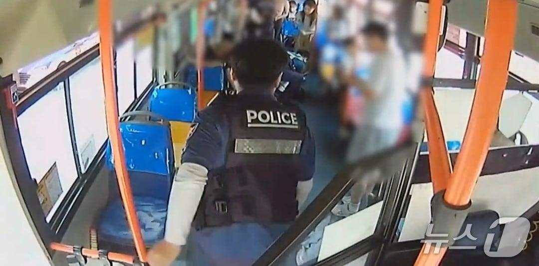 본문 이미지 - 대구 시내버스에 10대 승객이 쓰러러지자 황금지구대 소속 경찰관이 버스에 올라타 응급조치를 하고 있다.(대구 수성경찰서 제공.재판매 및 DB 금지)