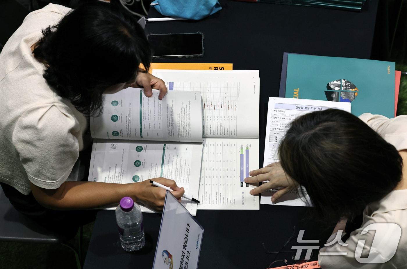 9일 오전 서울시청 다목적홀에서 열린 2026년도 수시 입시박람회 및 설명회 &#39;수시:로 물어봐&#39;를 찾은 학부모가 대학입시상담을 받고 있다.&#40;사진은 기사 내용과 무관함&#41; / 2025.8.9/뉴스1 ⓒ News1 구윤성 기자
