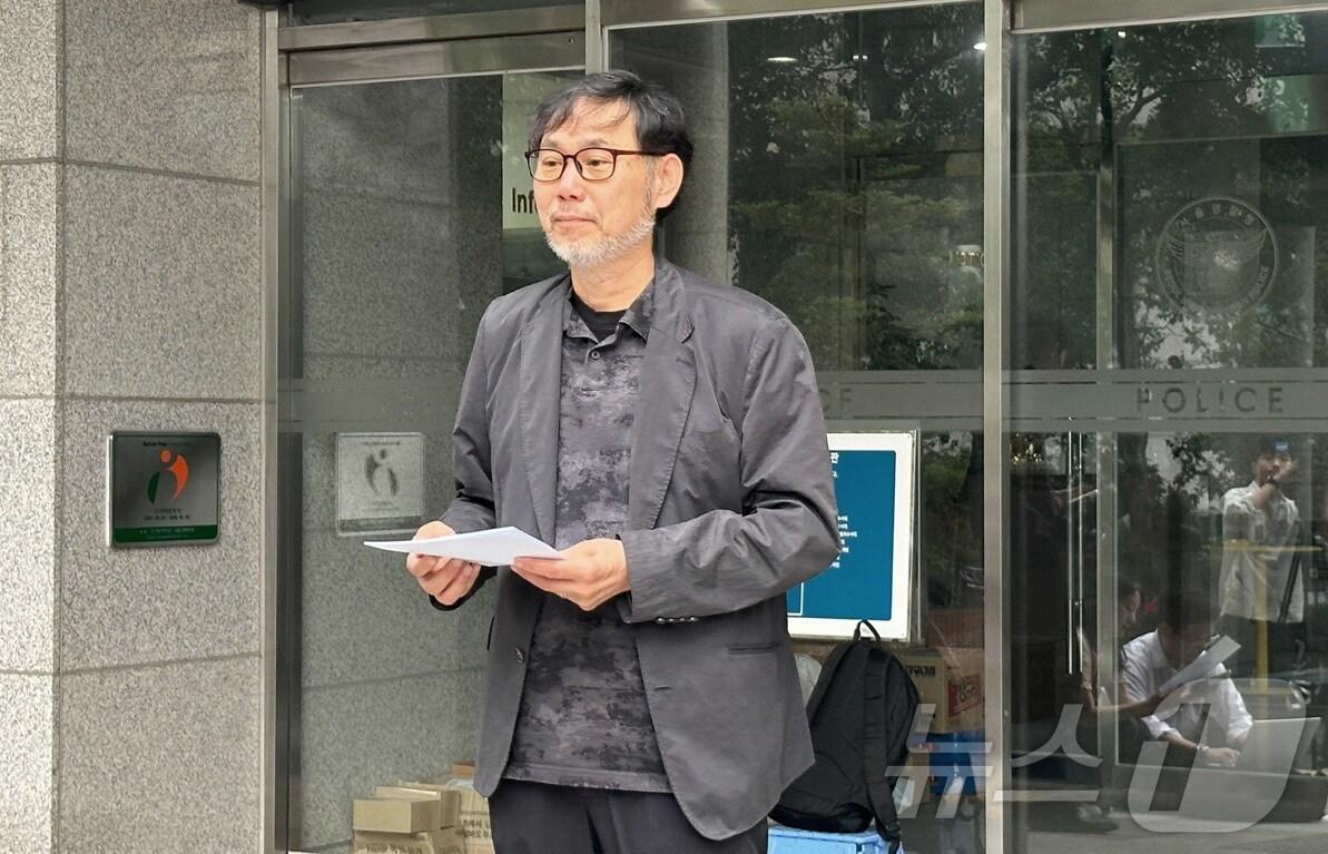 본문 이미지 - 김순환 서민민생대책위원회(서민위) 사무총장이 9일 서울 마포구 서울경찰청 금융범죄수사대에서 이춘석 주식 차명거래 의혹 고발인 조사 출석에 앞서 입장을 밝히고 있다. 2025.8.9/뉴스1 ⓒ News1 강서연 기자