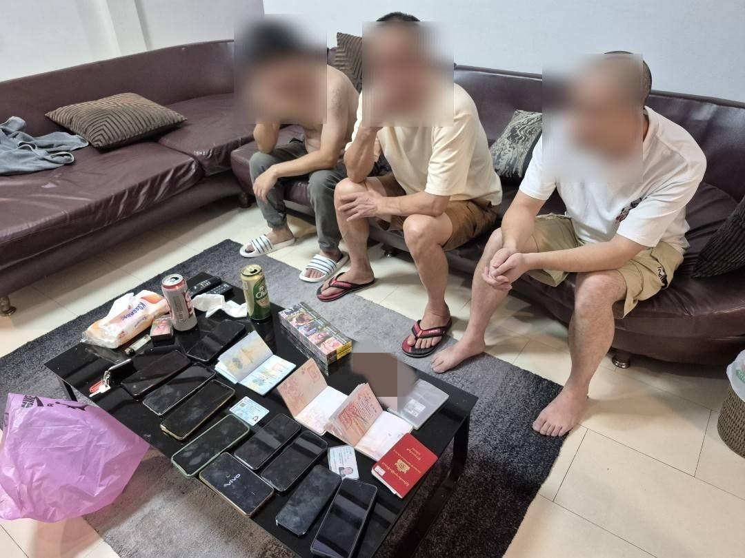 본문 이미지 - 태국 파타야의 한 풀빌라에서 성행위를 생중계하다 급습한 경찰에 체포된 중국인 남성 3명 <출처=InsideThailand 페이스북>