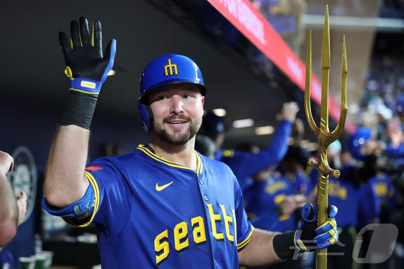 시애틀 매리너스 칼 롤리가 9일(한국시간) 열린 2025 메이저리그 탬파베이 레이스와 홈 경기에서 8회말 역전 3점 홈런을 터뜨려 팀의 3-2 승리를 이끌었다. ⓒ AFP=뉴스1