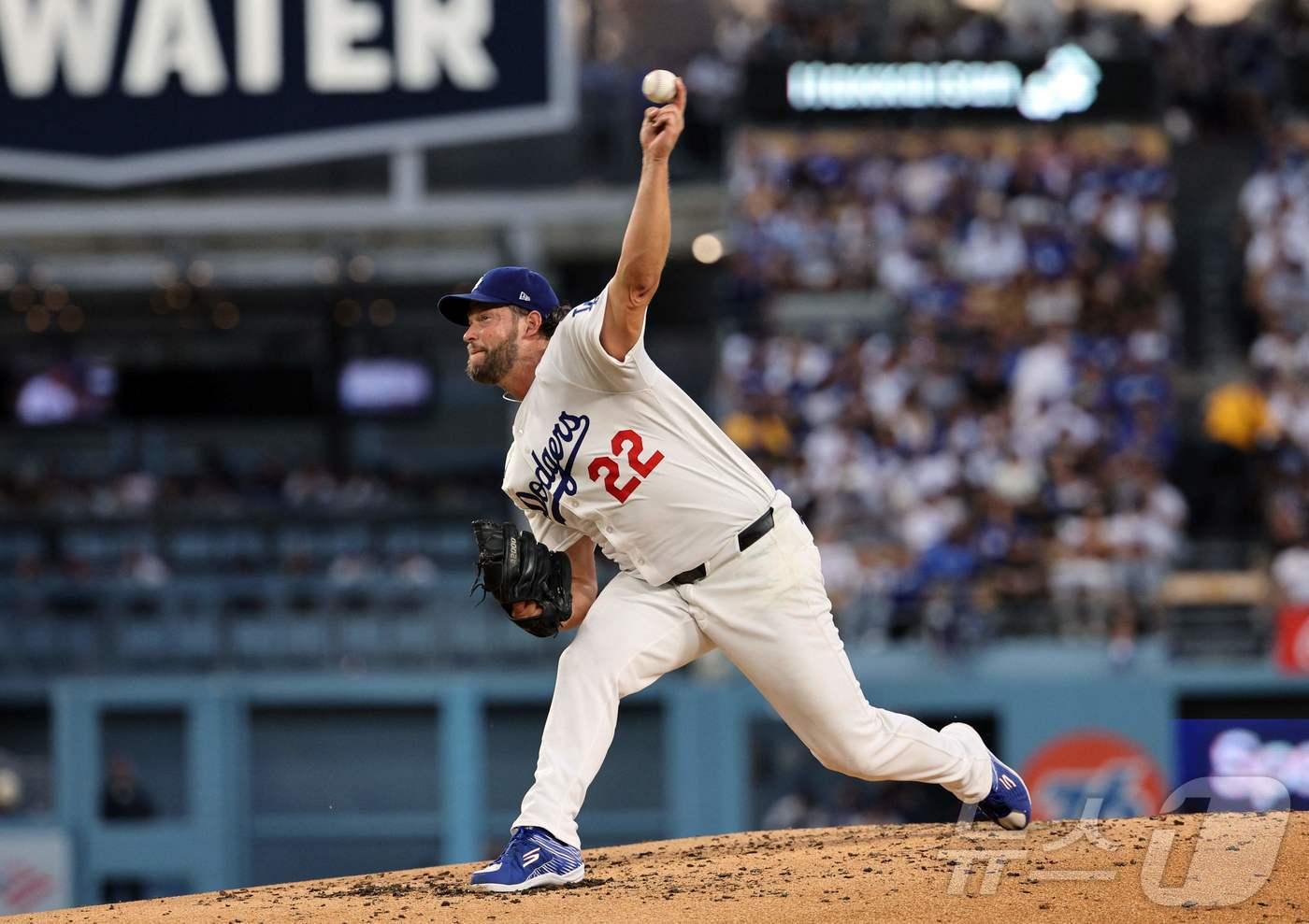 LA 다저스 투수 클레이턴 커쇼가 9일&#40;한국시간&#41; 열린 2025 메이저리그 토론토 블루제이스와 홈 경기에서 선발 등판해 역투하고 있다. ⓒ AFP=뉴스1