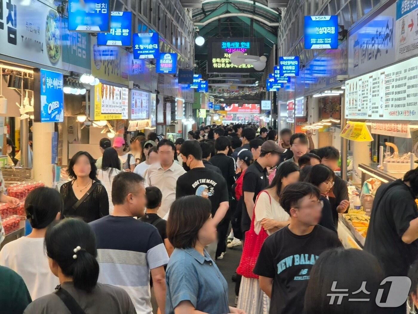 본문 이미지 - 토요일인 9일 강원 강릉지역 대표 전통시장인 중앙시장 먹거리 골목이 나들이객으로 북적이고 있다.  2025.8.9. ⓒ News1 /뉴스1 윤왕근 기자