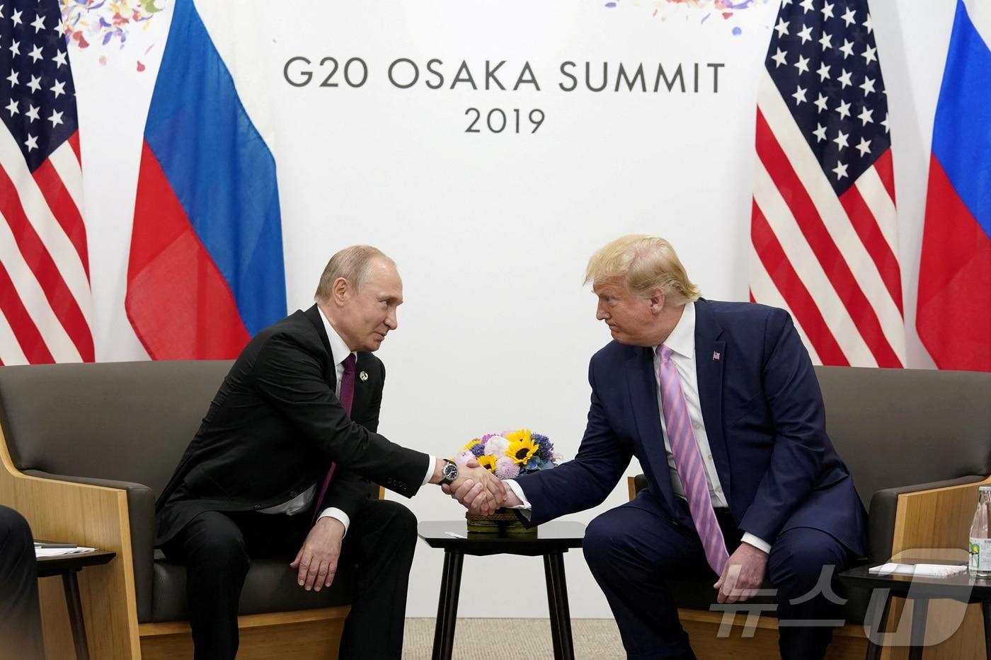지난 2019년 6월 28일 일본 오사카에서 열린 주요 20개국&#40;G20&#41; 정상회의를 계기로 만난 블라디미르 푸틴 러시아 대통령과 도널드 트럼프 미국 대통령이 악수하고 있다. 2019.06.28 ⓒ 로이터=뉴스1 ⓒ News1 김지완 기자