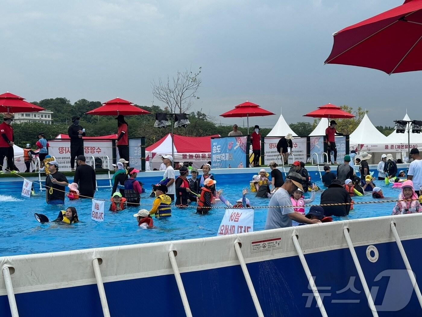 본문 이미지 - 9일 오후 1시 30분쯤 찾은 '2025년 제6회 송도해변축제'가 물놀이를 즐기는 아이들로 북적이고 있다.2025.8.9/뉴스1 ⓒ News1 박소영 기자