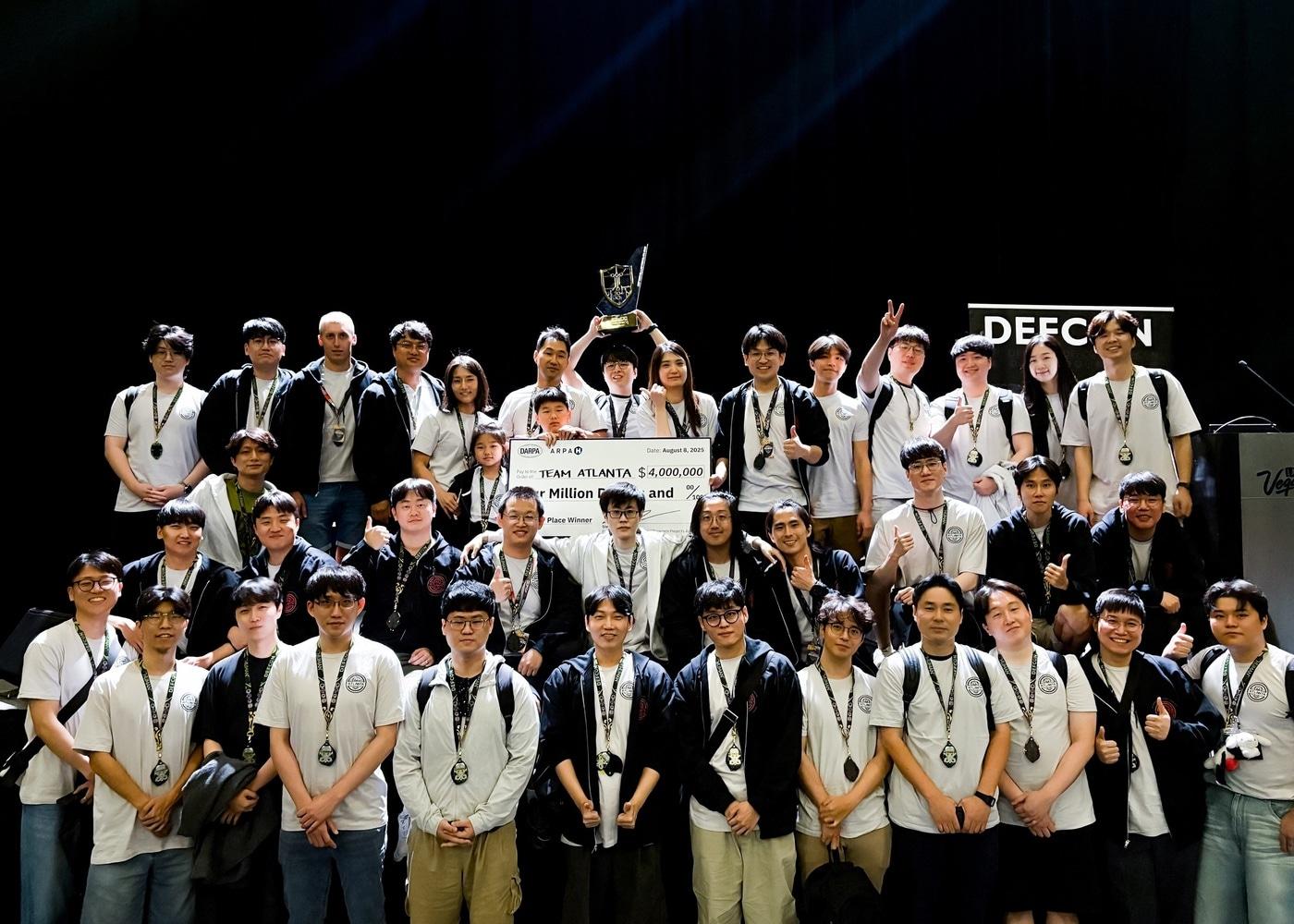 본문 이미지 - 미국 현지시간 8일 라스베이거스에서 열린 &#39;AI 사이버 챌린지&#39;에서 삼성전자와 국내외 주요 대학이 연합해 출전한 &#39;팀 애틀랜타&#40;Team Atlanta&#41;&#39;가 우승 기념 단체 사진을 찍고 있다&#40;삼성전자 제공&#41;. ⓒ 뉴스1