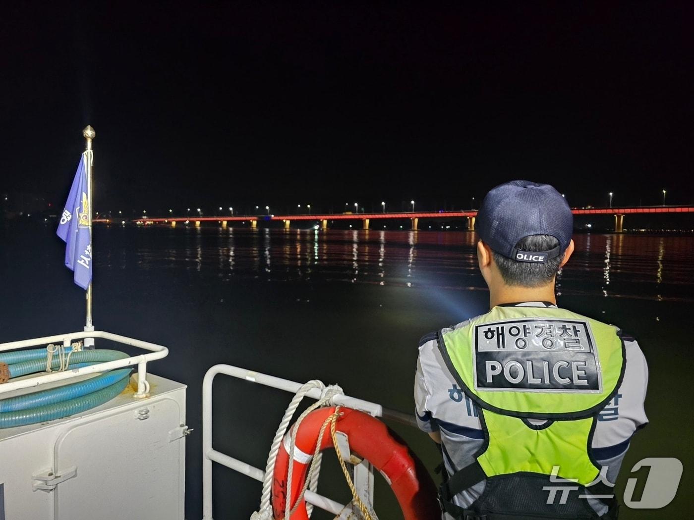 본문 이미지 - 9일 새벽 서천 장항읍 동백대교에서 해경이 수색 작업을 벌이고 있다. (보령해경 제공, 재판매 및 DB금지) / 뉴스1 
