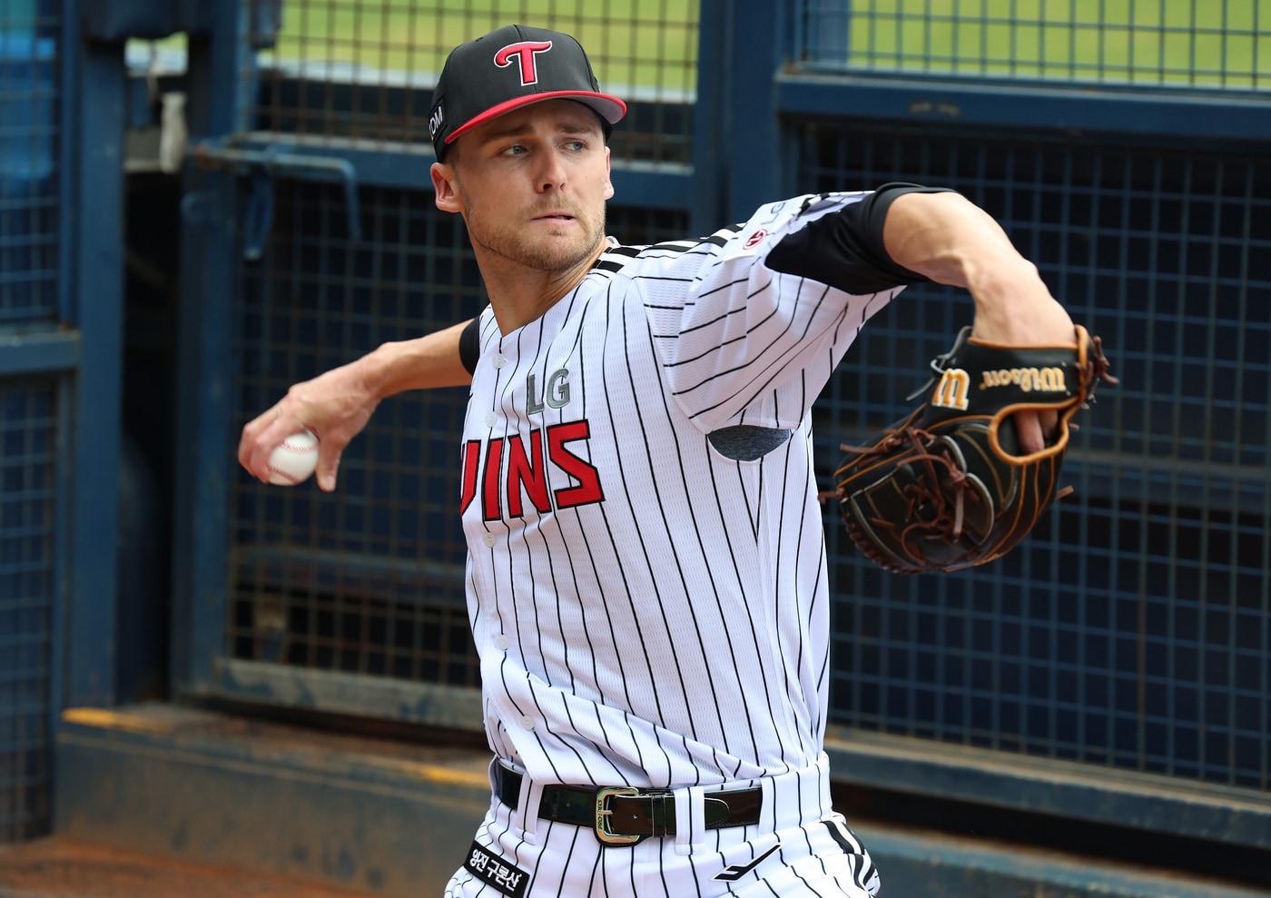 LG 트윈스 새 외국인 투수 앤더스 톨허스트가 9일 서울 잠실구장에서 불펜 투구를 펼치고 있다. (LG 트윈스 제공)