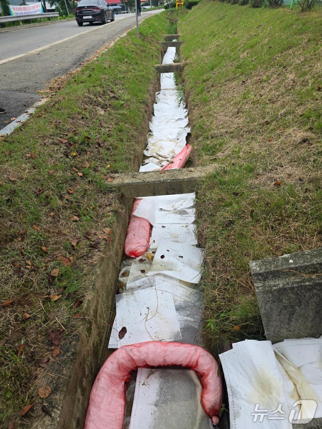 본문 이미지 - 9일 오전 11시 28분쯤 충북 증평군 증평읍 대성베르힐아파트 앞 보강천으로 기름이 유출돼 증평군이 흡착포를 설치했다.(증평군 제공)/뉴스1