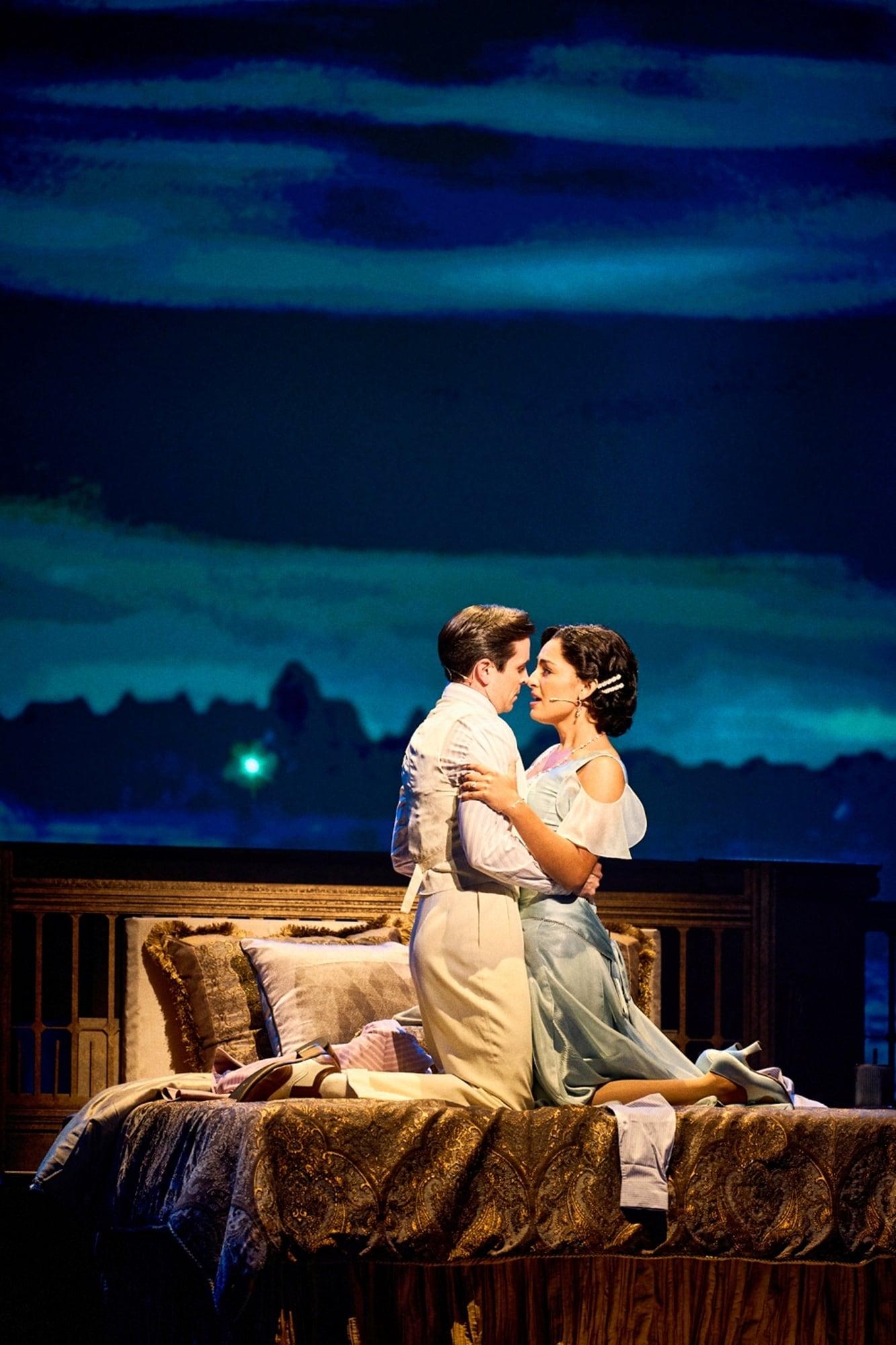 본문 이미지 - 뮤지컬 &#39;위대한 개츠비&#39;에서 매트 도일&#40;왼쪽&#41;과 센젤 아마디 공연 장면&#40;오디컴퍼니&#41;