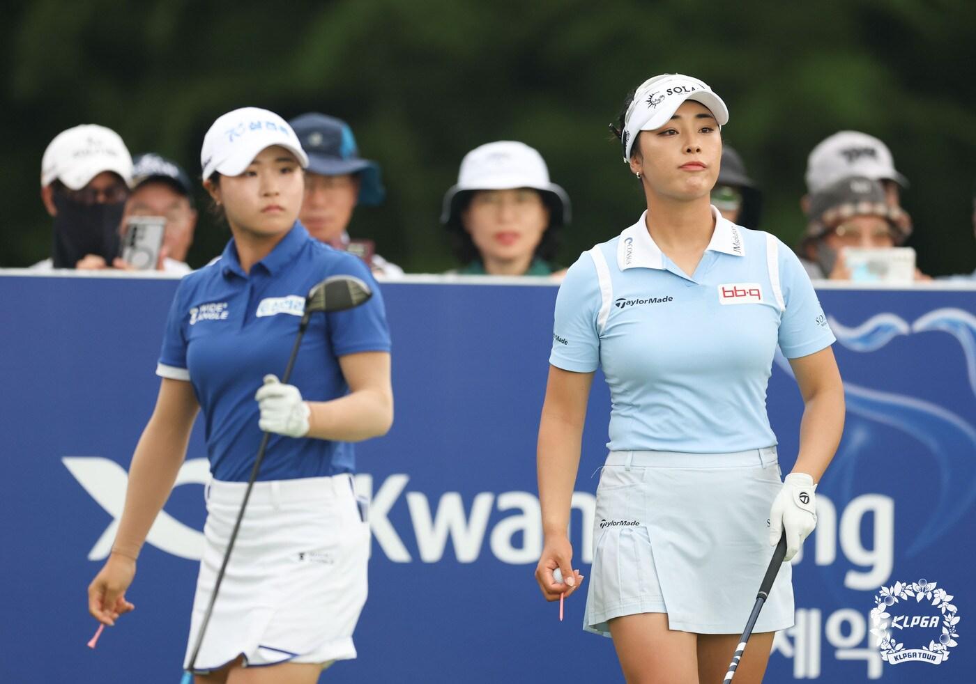 제주 삼다수 마스터스에서 우승 경쟁을 벌이는 고지원&#40;왼쪽&#41;과 윤이나. &#40;KLPGA 제공&#41;