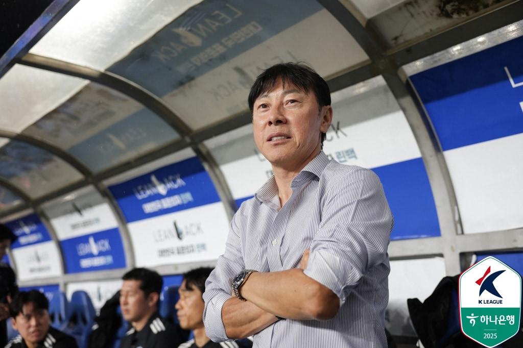 본문 이미지 - 울산 HD 신태용 감독이 9일 울산 문수축구경기장에서 열린 하나은행 K리그1 2025 울산 HD FC와 제주 SK FC의 경기에서 그라운드를 바라보고 있다. &#40;한국프로축구연맹 제공. 재판매 및 DB 금지&#41; 2025.8.9/뉴스1