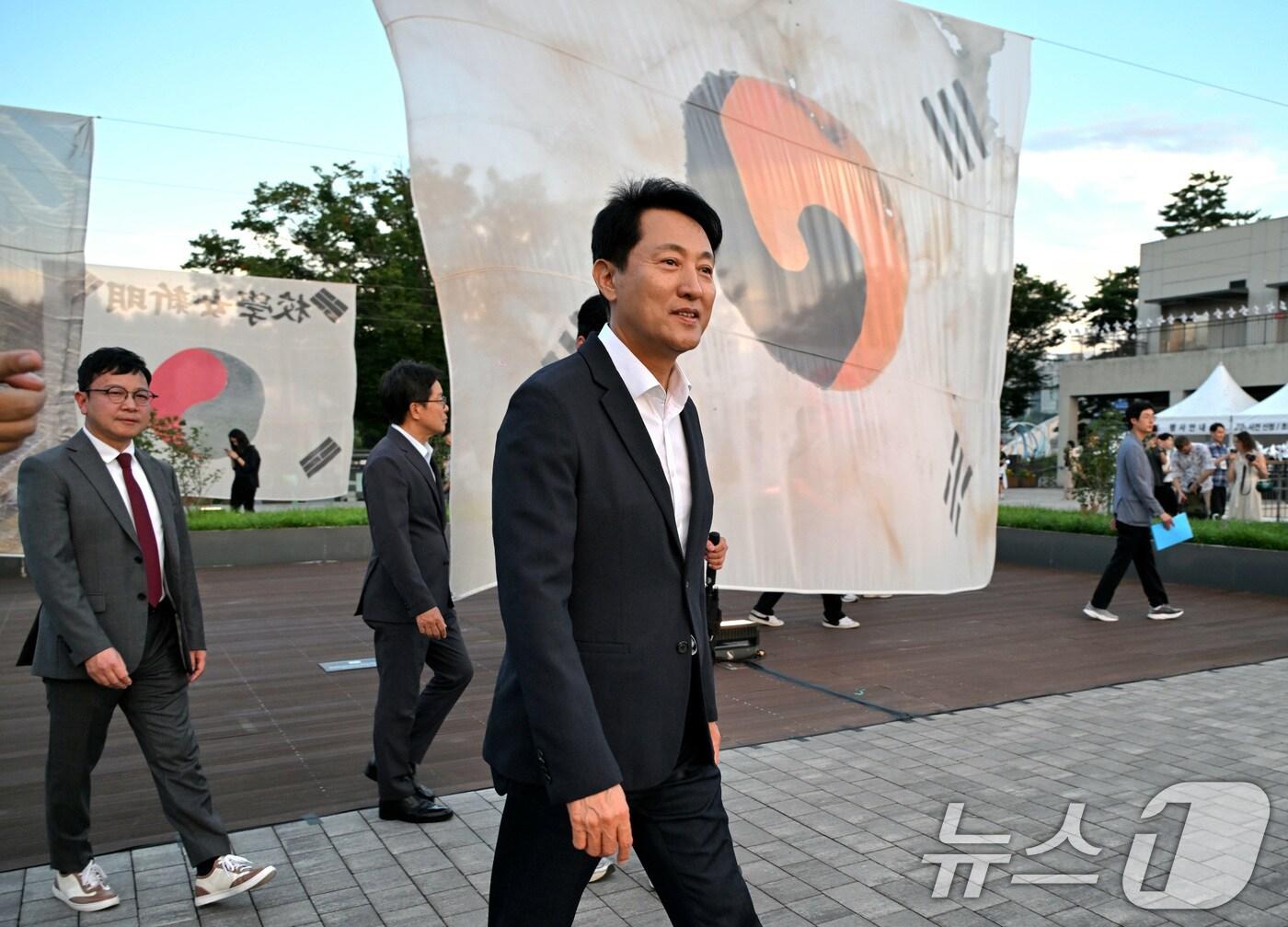 본문 이미지 - 오세훈 서울시장이 9일 오후 서울 노들섬에서 열린 광복 80주년 기념행사에 참석해 야외 전시를 둘러보고 있다. (서울시 제공. 재판매 및 DB 금지) 2025.8.9/뉴스1 ⓒ News1