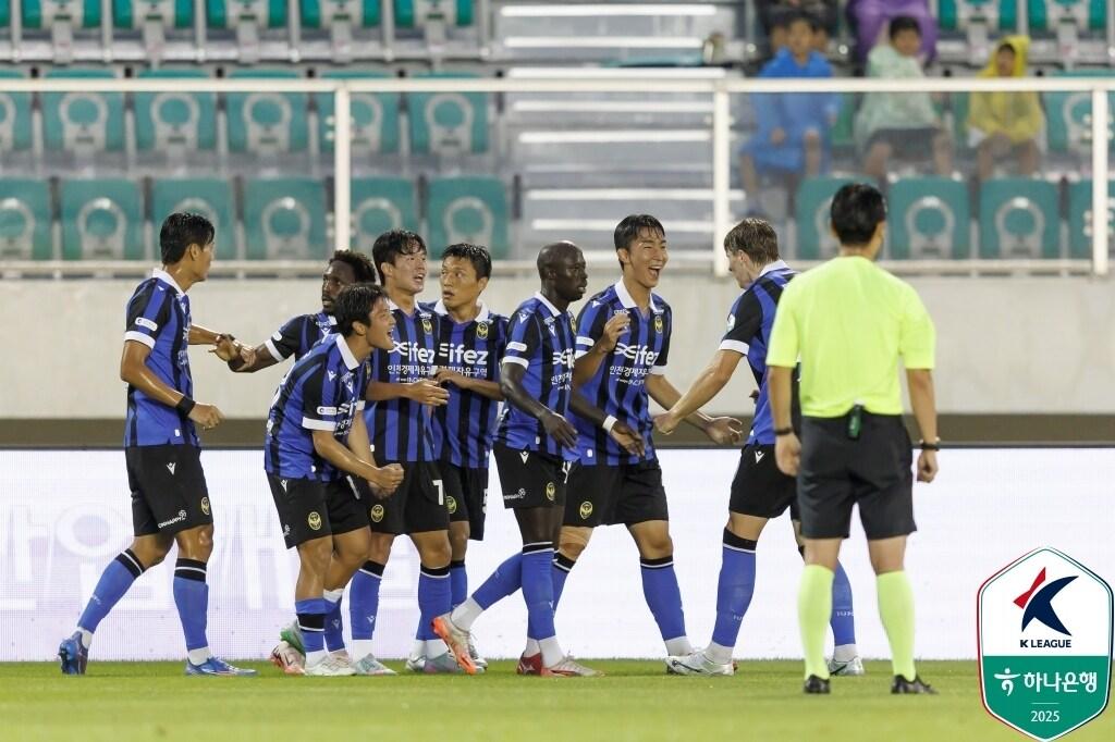 본문 이미지 - K리그2 선두 인천 유나이티드. (한국프로축구연맹 제공)