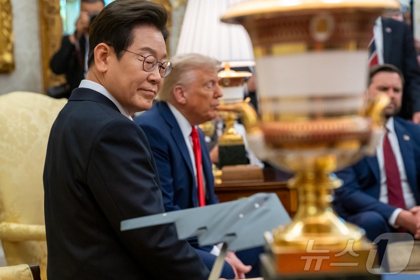 이재명 대통령이 지난 8월 25일&#40;현지시간&#41; 미국 워싱턴DC 백악관에서 열린 도널드 트럼프 미국 대통령과의 한미정상회담에서 B-2 스텔스기 모형을 바라보고 있다. 2025.08.31.&#40;백악관 제공. 재판매 및 DB 금지&#41; ⓒ News1 류정민 특파원