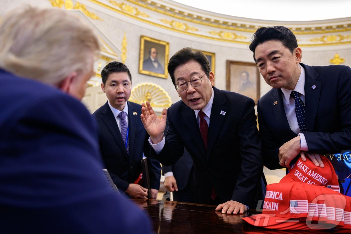 이재명 대통령과 강훈식 대통령실 비서실장이 지난 8월 25일&#40;현지시간&#41; 미국 워싱턴DC 백악관 오벌오피스에서 &#39;결단의 책상&#39;에 앉은 도널드 트럼프 대통령과 이야기를 나누고 있다. 2025.8.31/뉴스1 &#40;백악관 제공. 재판매 및 DB 금지&#41; ⓒ News1 류정민 특파원