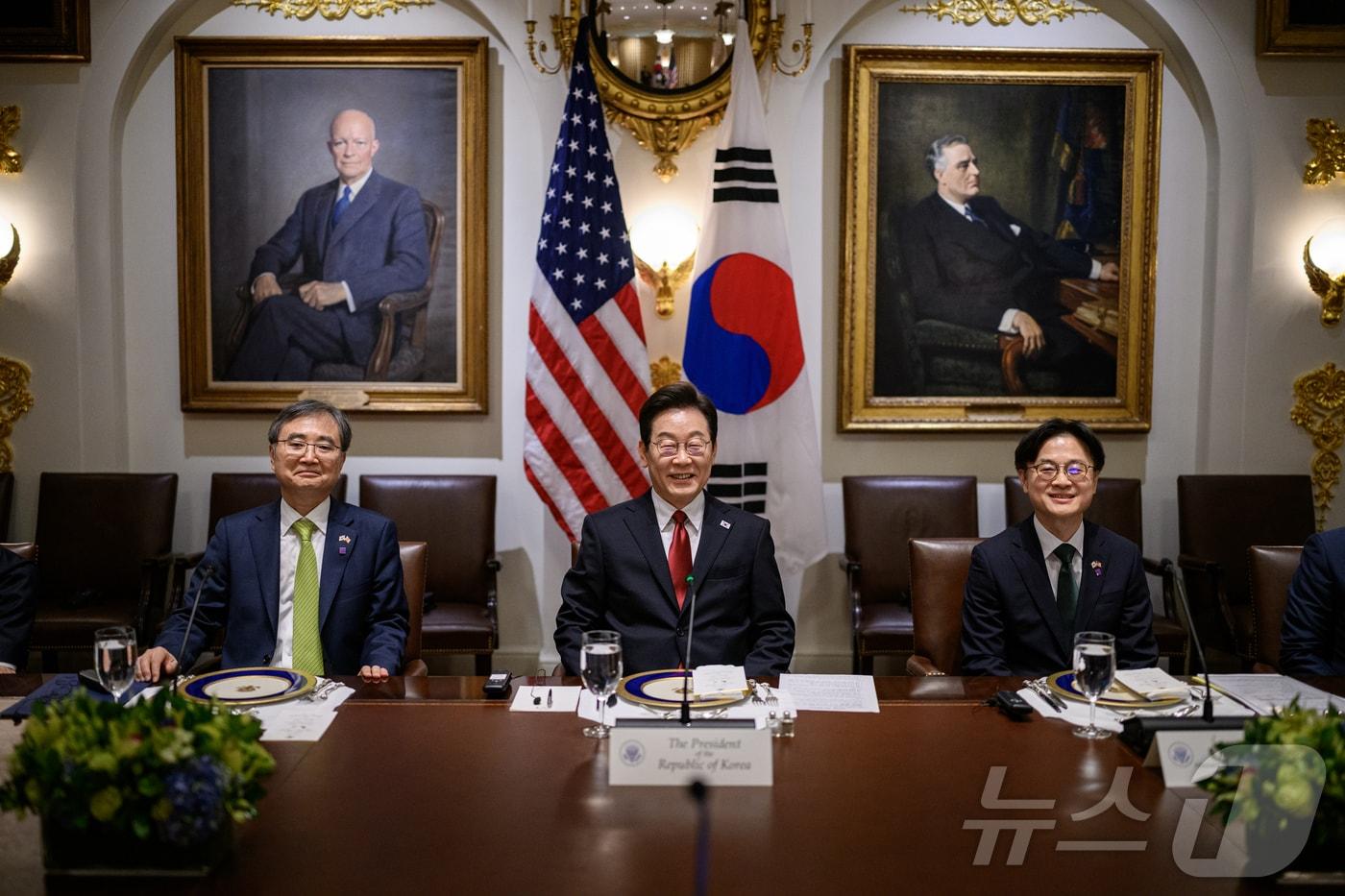 지난 8월 25일&#40;현지시간&#41; 이재명 대통령이 조현 외교부 장관&#40;사진 왼쪽&#41;과 김정관 산업통상자원부 장관과 함께 도널드 트럼프 미국 대통령과의 백악관 오찬 간담회에 앞서 사진 촬영에 응하고 있다. 2025.08.31.&#40;백악관 제공. 재판매 및 DB 금지&#41; ⓒ News1 류정민 특파원