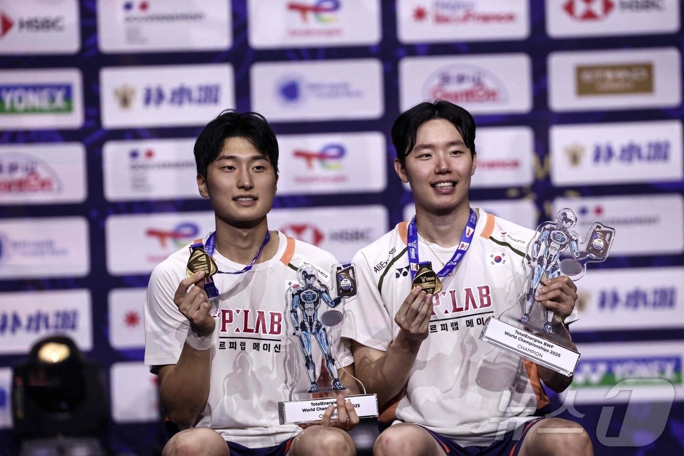 배드민턴 남자복식 김원호-서승재(왼쪽부터)가 1일(한국시간) 열린 파리 세계선수권에서 우승한 뒤 메달을 들고 포즈를 취하고 있다. ⓒ AFP=뉴스1