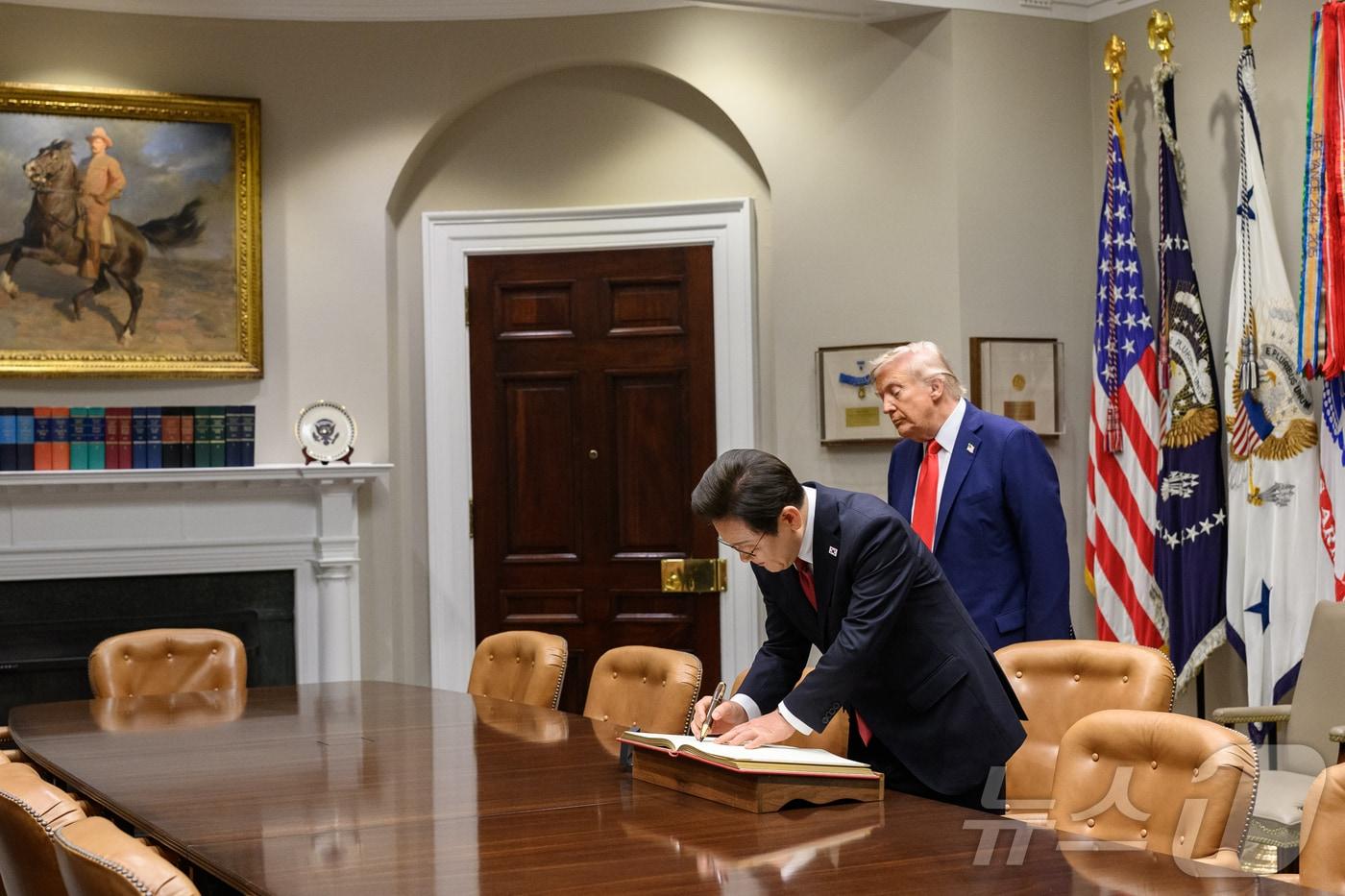 지난 8월 25일&#40;현지시간&#41; 이재명 대통령이 도널드 트럼프 대통령과의 정상회담에 앞서 미 백악관 루즈벨트룸에서 방명록에 서명하고 있다. &#40;백악관 제공. 재판매 및 DB금지&#41; 2025.9.1/뉴스1 ⓒ News1 류정민 특파원