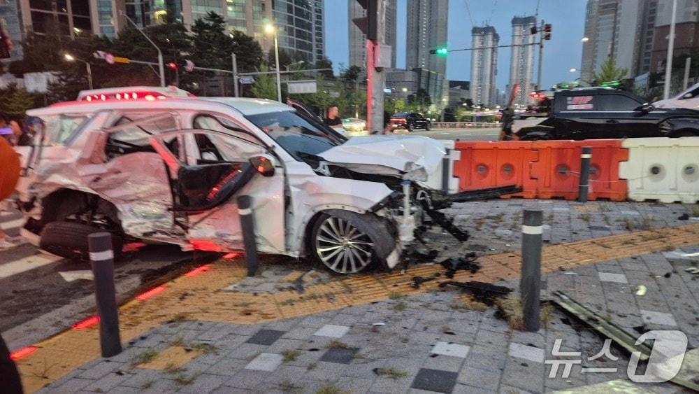 본문 이미지 - 8월 31일 오후 6시 53분께 충남 천안시 서북구 불당동 희망로사거리에서 좌회전 하던 팰리세이드 차량과 택시가 충돌했다.(천안서북소방서 제공. 재판매 및 DB금지)