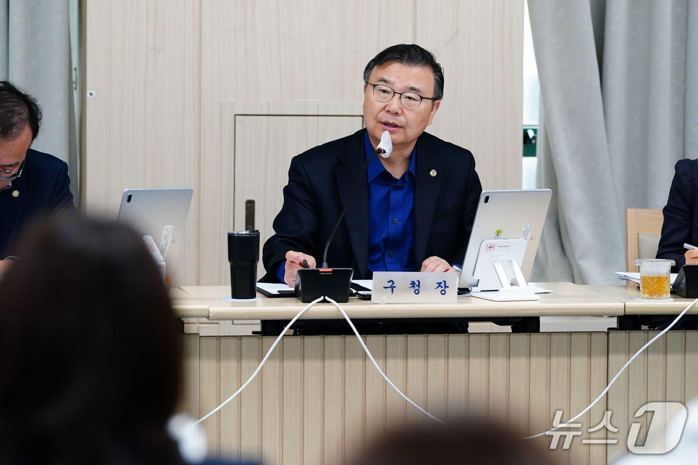 회의 주재하고 있는 류경기 중랑구청장 모습