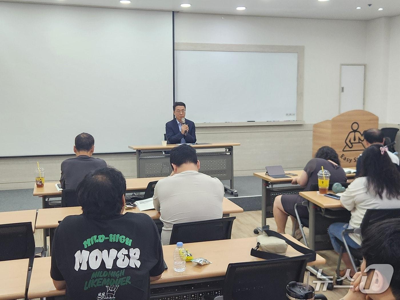 본문 이미지 - 지난달 29일 원영준 신용보증재단중앙회 회장이 경기 부천시 이지스터디에서 열린 '새출발기금 성실상환자 재도전교육' 현장간담회에 이야기를 하고 있다 (신용보증재단중앙회 제공)