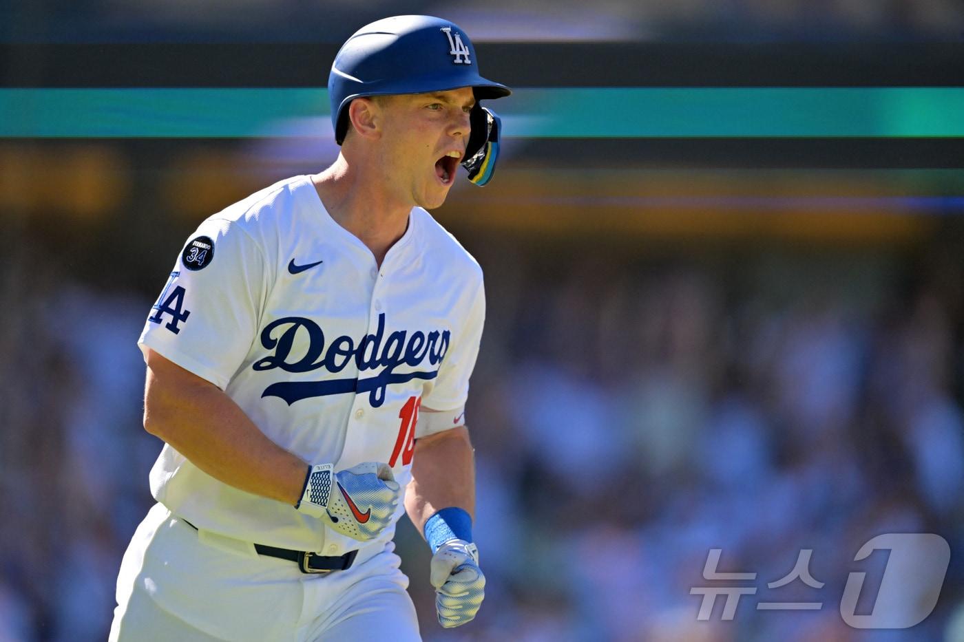 LA 다저스 윌 스미스가 1일(한국시간) 열린 2025 메이저리그 애리조나 다이아몬드백스전에서 9회말 끝내기 홈런을 터뜨린 뒤 기뻐하고 있다. ⓒ 로이터=뉴스1