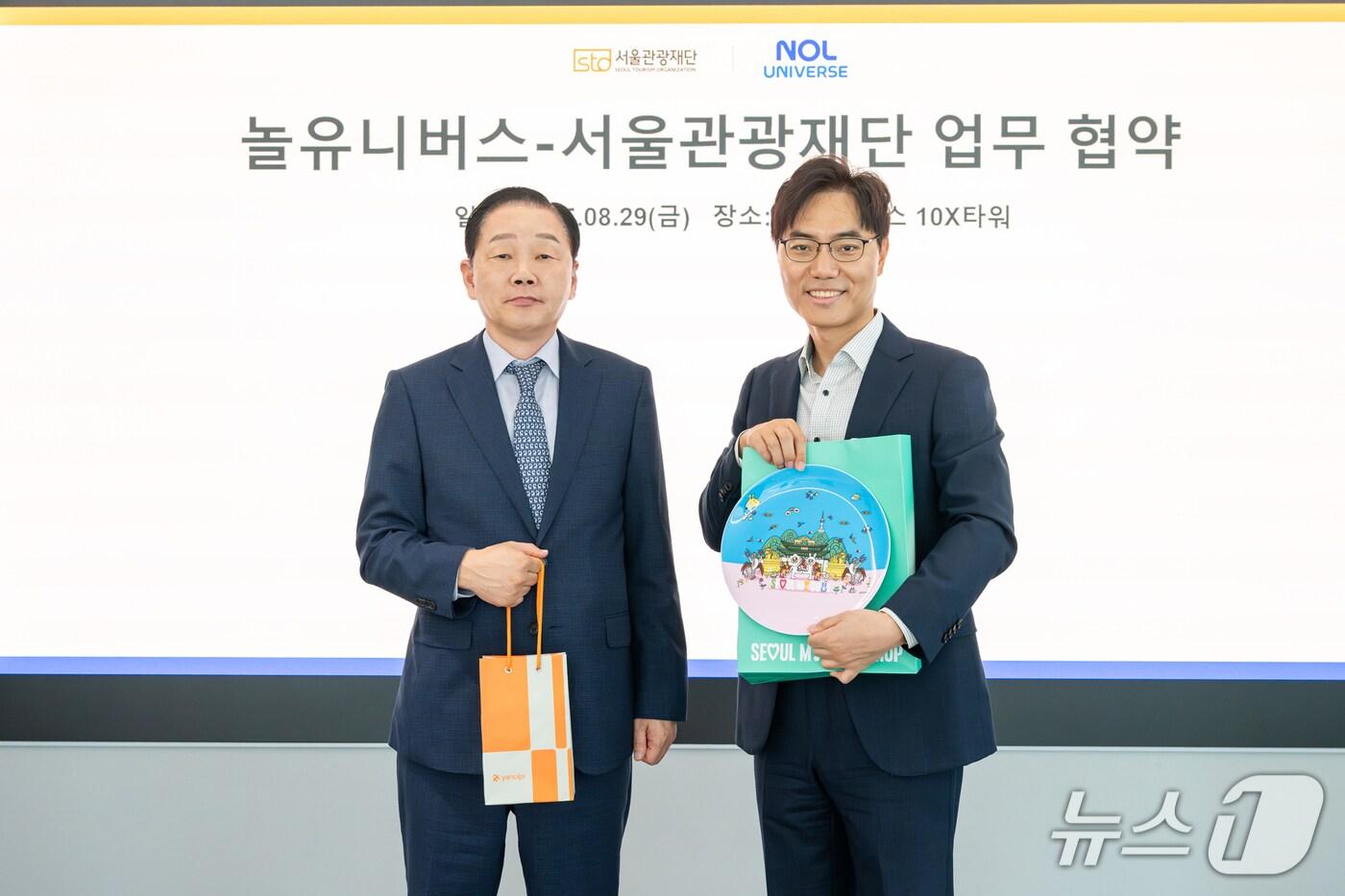 길기연 서울관광재단 대표이사&#40;왼쪽&#41;, 배보찬 놀유니버스 대표가 업무협약을 체결한 뒤 기념품을 교환하고 있다.&#40;서울관광재단 제공&#41;