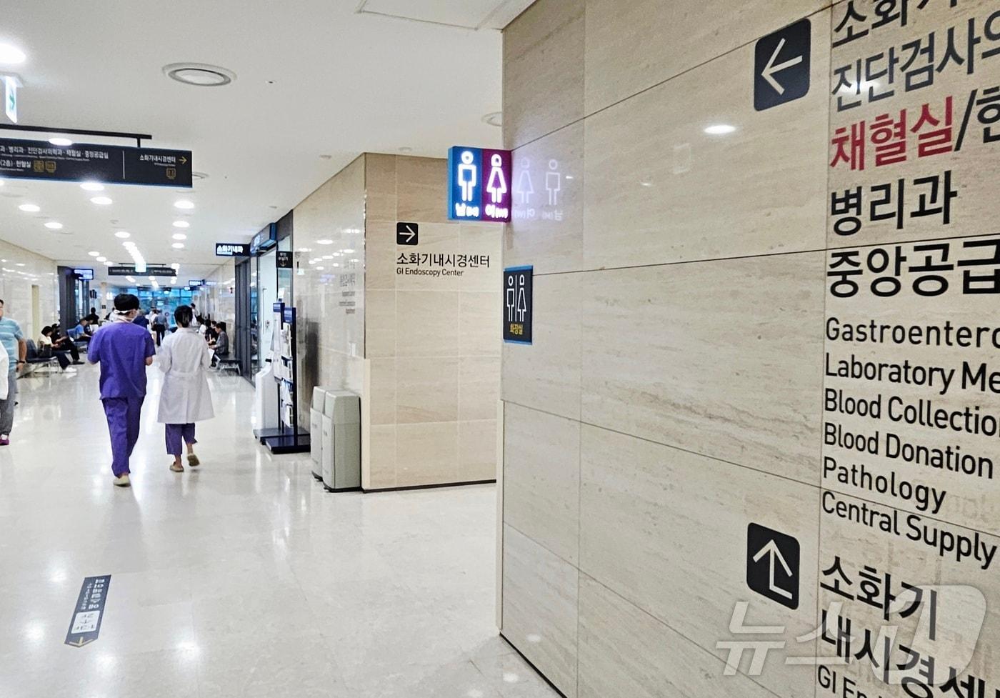 의대 정원 증원에 반발해 병원을 떠난 전공의가 복귀한 1일 오전 대구의 한 대학병원에서 의료진과 환자, 보호자 등이 이동하고 있다. 2025.9.1/뉴스1 ⓒ News1 남승렬 기자