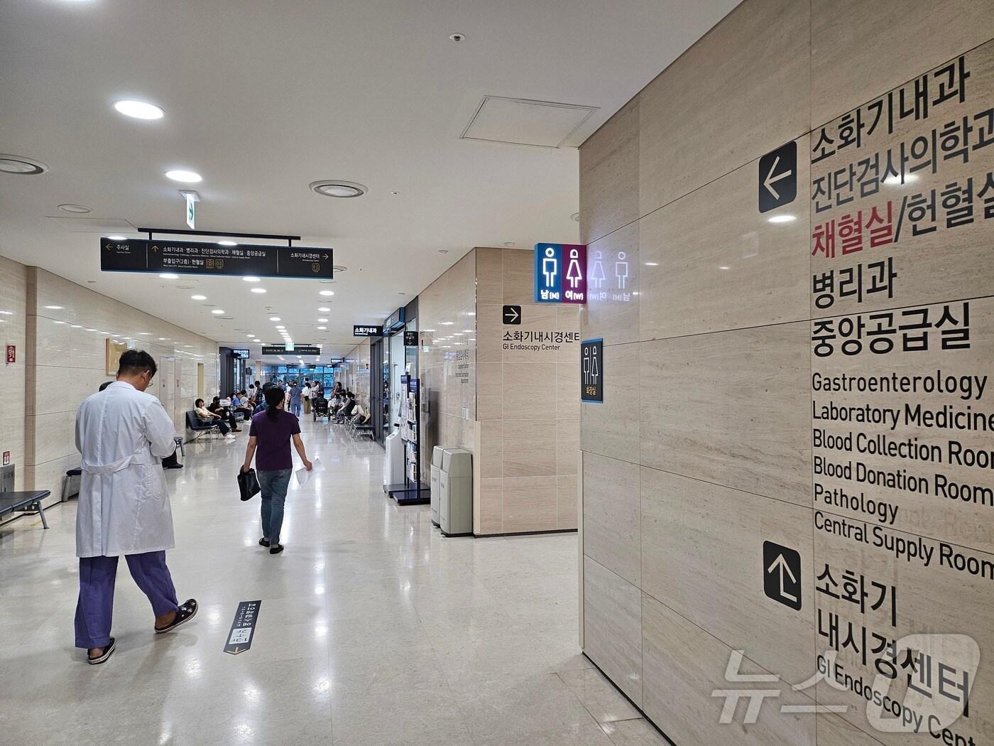 본문 이미지 - 의대 정원 증원에 반발해 병원을 떠난 전공의가 복귀한 1일 오전 대구의 한 대학병원에서 의료진과 환자, 보호자 등이 이동하고 있다. 2025.9.1/뉴스1 ⓒ News1 남승렬 기자